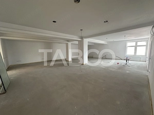 Spatiu comercial cu vitrina pe 3 niveluri cu suprafata utila de 915mp  - imagine 4