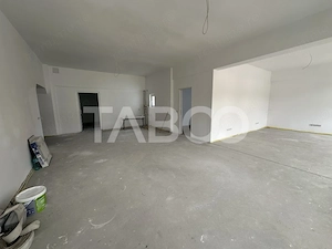 Spatiu comercial cu vitrina pe 3 niveluri cu suprafata utila de 915mp  - imagine 5