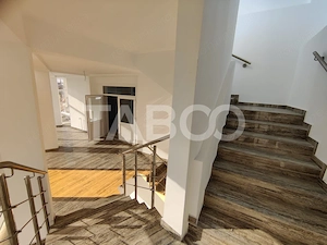 Spatiu comercial cu vitrina pe 3 niveluri cu suprafata utila de 915mp  - imagine 7