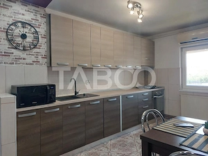 Apartament spatios 49 mp 2 camere decomandate 2 balcone Cisnadie - imagine 2