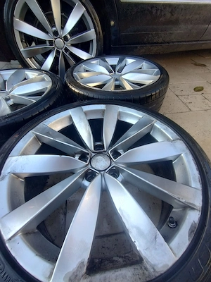 Vand Jante aluminiu originale 19 '' Volkswagen cu anvelope. Se pot vedea in zona Vatra luminoasa. - imagine 4