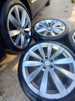 Vand Jante aluminiu originale 19 '' Volkswagen cu anvelope. Se pot vedea in zona Vatra luminoasa. - imagine 3
