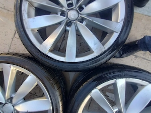 Vand Jante aluminiu originale 19 '' Volkswagen cu anvelope. Se pot vedea in zona Vatra luminoasa. - imagine 5
