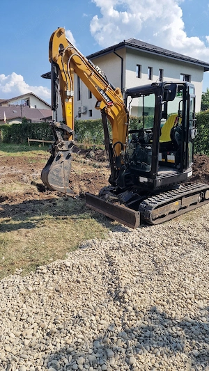 Miniexcavator de inchiriat cu operator