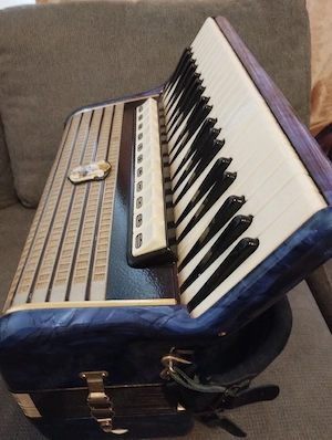 vând acordeon Weltmaister 120 bași venit curând din Germania sună tare puternic  