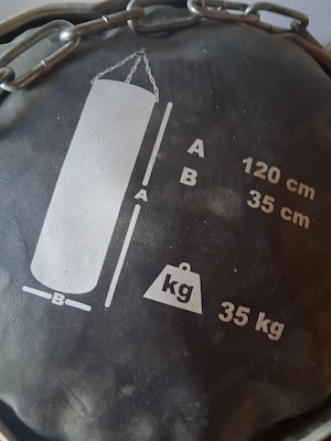 Vand suport sac box prevazut cu bara tractiune impreuna cu sac de box .