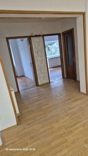 Ofer spre închiriere apartament nemobilat ,3 camere în Craiova, str.A.I.Cuzar