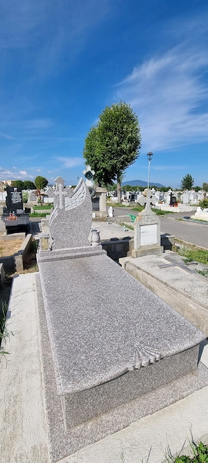 Vând monument funerar granit masiv + cedez concesiune loc de veci