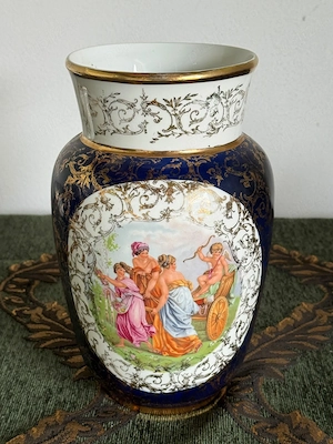 Vaz  vintage din porțelan, cobalt și auriu, decor cu scenă romantică