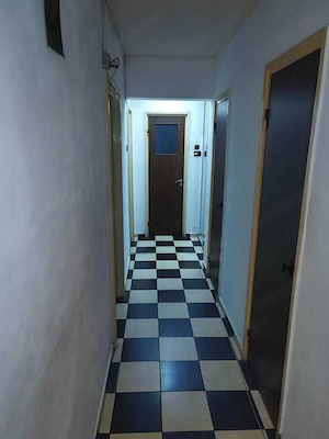 Vand apartament cu parcare chiar lângă scara blocului