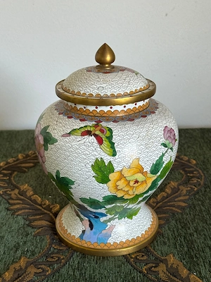 Vas vintage Cloisonné cu capac   motive florale și fluture, 