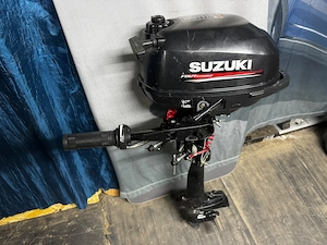Motor termic Suzuki ,motor electric Minnkota  și acumulator 100 A