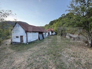 Casă de vânzare cu teren generos 