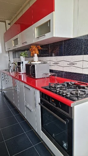 Vand mobila bucatarie cu accesorii complete