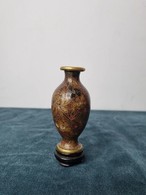 Vază miniaturală vintage Cloisonné, email pe metal, motive florale, suport lemn