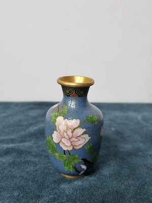 Vază miniaturală vintage Cloisonné, email pe metal, flori și pasăre, albastru, aprox. 9 cm 