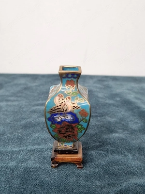 Vază miniaturală vintage Cloisonné, email pe metal, pasăre și flori, suport din lemn, aprox. 8 cm