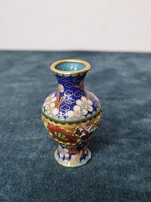Vază miniaturală vintage Cloisonné, email pe metal, decor floral multicolor, albastru-auriu, 7 cm