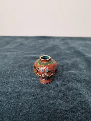 Vază miniaturală Cloisonné vintage, email pe metal, decor floral și păsări, roșu, aprox. 4,5 cm