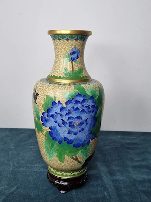 140.Vază chinezească Cloisonné vintage, email policrom, decor cu bujori, suport din lemn, aprox. 34 