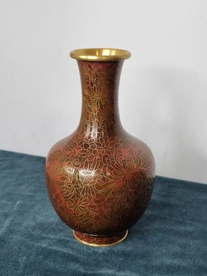 Vază Cloisonné vintage, email roșu-brun cu decor floral auriu, 25 cm 