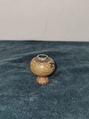 Mini vază decorativă realizată în stil cloisonné, din metal emailat, 