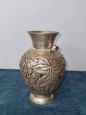 Vază vintage din metal, decor floral în relief, stil oriental, aprox. 22 cm