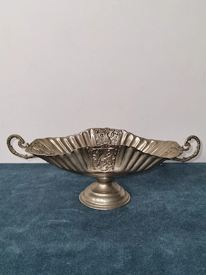 Fructieră vintage pe picior cu două mânere, metal finisaj argintiu, decor ornamental în relief