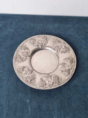 Farfurie decorativă vintage din metal, model struguri și viță-de-vie în relief