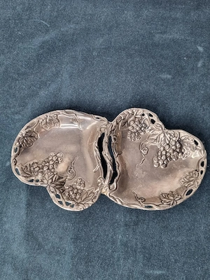 Platou vintage compartimentat din metal, decor struguri și viță de vie, aprox. 25 cm