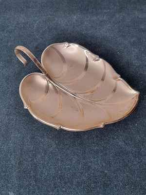 Tăviță vintage în formă de frunză, metal finisaj argintiu, mâner decorativ