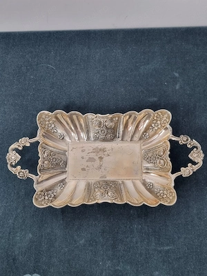 Tavă vintage decorativă cu mânere, motive florale și trandafiri în relief, aprox. 35 cm