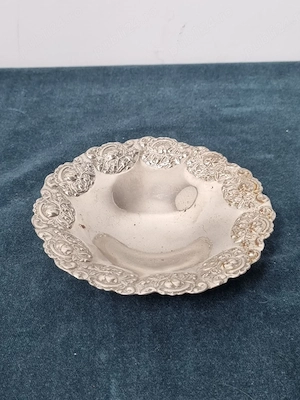 Bol vintage argintat, decor floral în relief, aprox. 15 cm