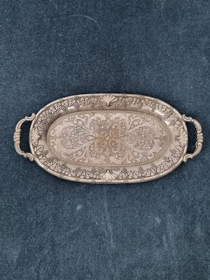 Tavă vintage argintată cu mânere, decor floral și struguri în relief, aprox. 23 cm