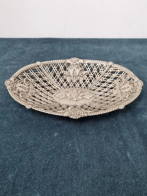 Platou vintage argintat traforat, decor floral în relief, stil clasic