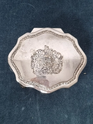 .Casetă vintage argintată pentru bijuterii, catifea roșie, stemă heraldică britanică, aprox. 15 cm