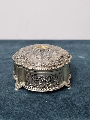 Casetă vintage pentru bijuterii, metal argintat, decor baroc în relief, catifea neagră