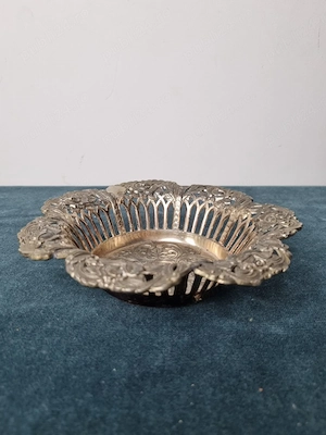 Fructieră   bombonieră vintage traforată, decor floral în relief, stil clasic