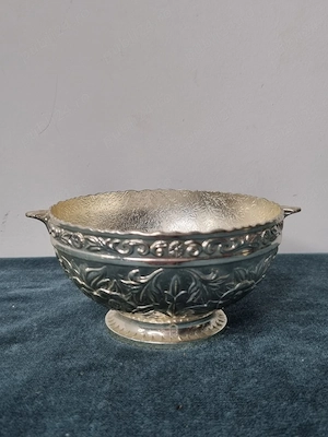 Bol   bombonieră vintage pe picior, decor floral în relief, aprox. 13 cm