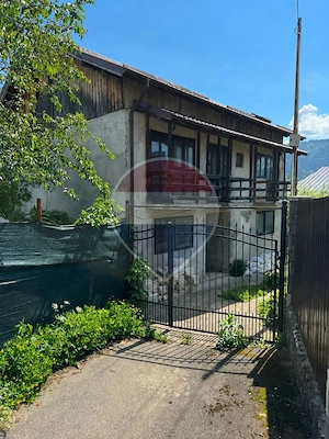 Casa la rosu in Poiana Tapului, Busteni, 3 dormitoare cu baie proprie