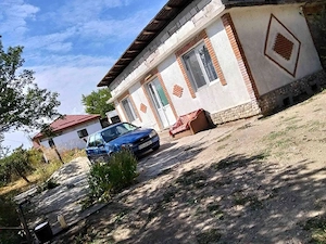 vând casă locuibila 