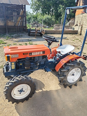 Kubota b6000 cu freza și tocător de resturi vegetale 