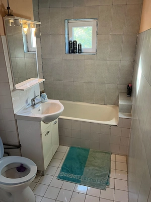Închiriez apartament 