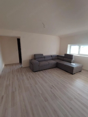 vând apartament cu 2 camere+mansardă  - imagine 2