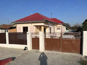 Vând casă situată în lipia pe strada principală 