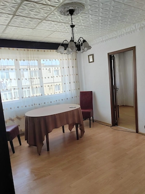 Vând urgent apartament cu 2 camere la etajul 4 - imagine 2