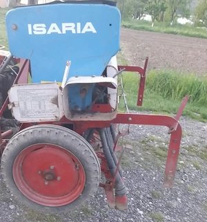 Vând semănătoare Isaria păioase se poate regla și pt porumb, lățime 2m, 3900 lei, ușor  negociabil, 