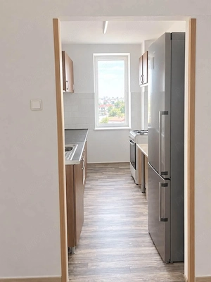 Apartament spațios,linistit și luminos de vânzare 3 camere 70 mp - imagine 2