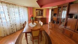 Oportunitate-apartament cu 4 camere, 2 băi și balcon in Oraștie, zonă excelentă. - imagine 3