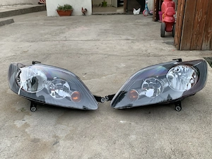 Vând set de doua faruri Golf 5 Plus NOI